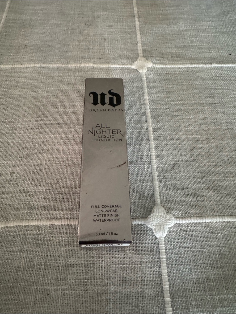 Urban Decay All Nighter Liquid Foundation - Silver Packaging